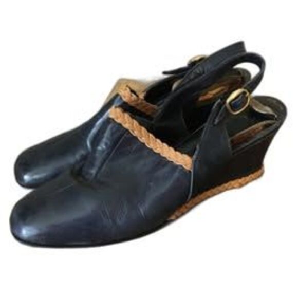 Vintage 60s 70s Navy Blue Pleather Slippers Size 6 1/2 with Tan Braid Trim - Picture 1 of 5